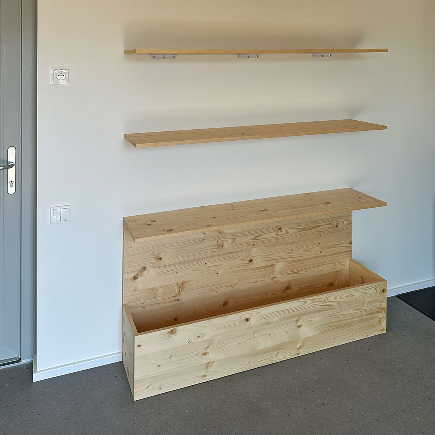 Realizace stolů a polic pro školku - Jablonec 