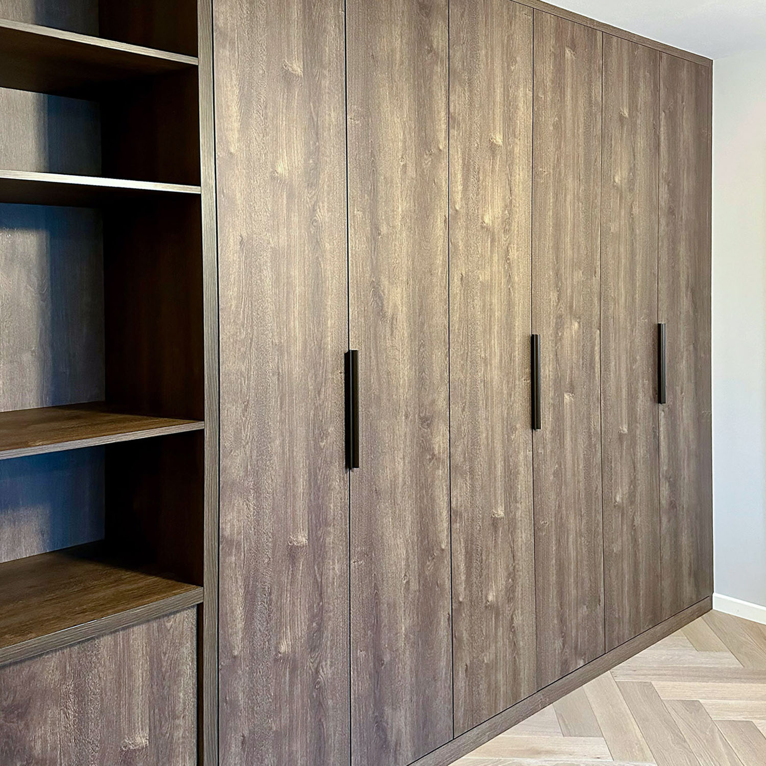 Realizace moderní skříně s policemi